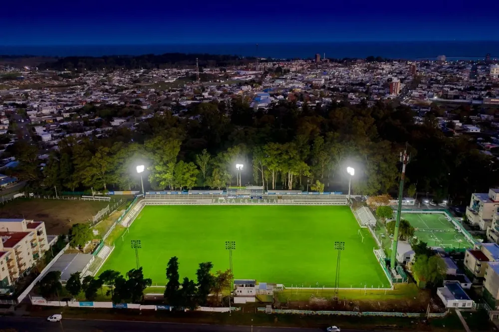 El Parque Prandi luce su red lumínica con orgullo; Plaza Colonia recibirá el domingo 12 a Peñarol