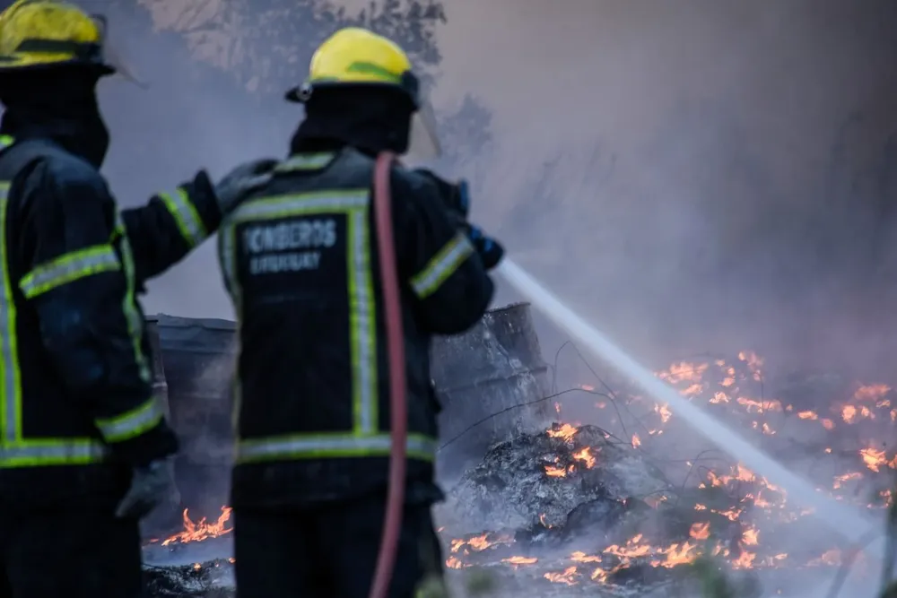 Bomberos trabaja para que el fuego no se propague