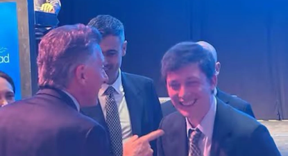 Mauricio Macri y Santiago Caputo se abrazaron durante la cena de la Fundación Libertad.