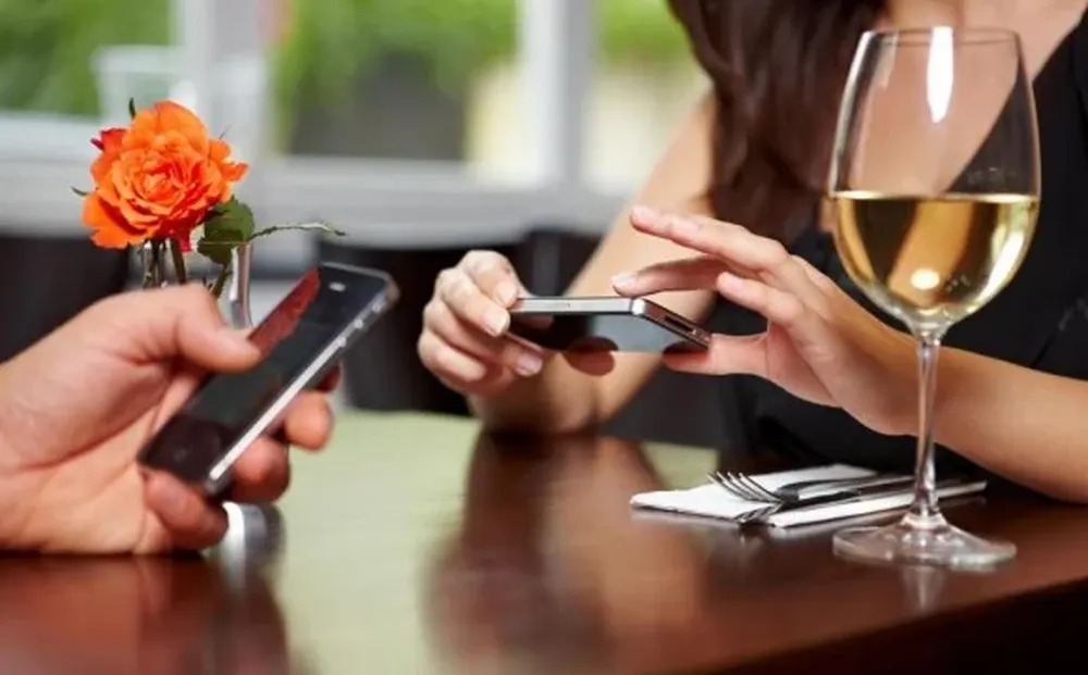 La quinta parte de los jóvenes conoció a su actual pareja en internet.