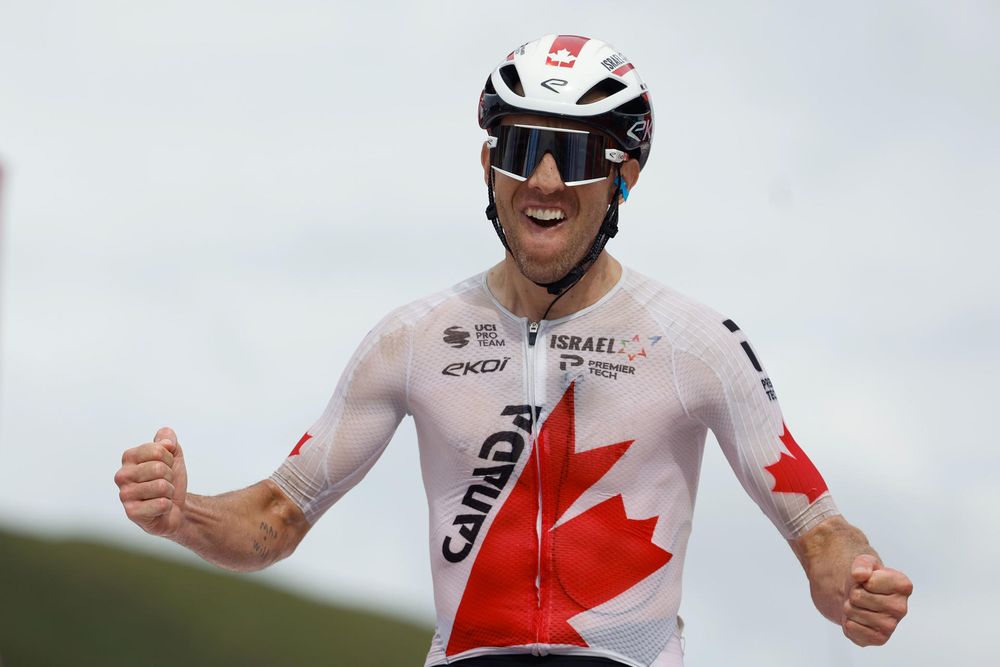 El ciclista canadiense Michael Woods celebra la victoria en la decimotercera etapa de la Vuelta ciclista a España. EFE
