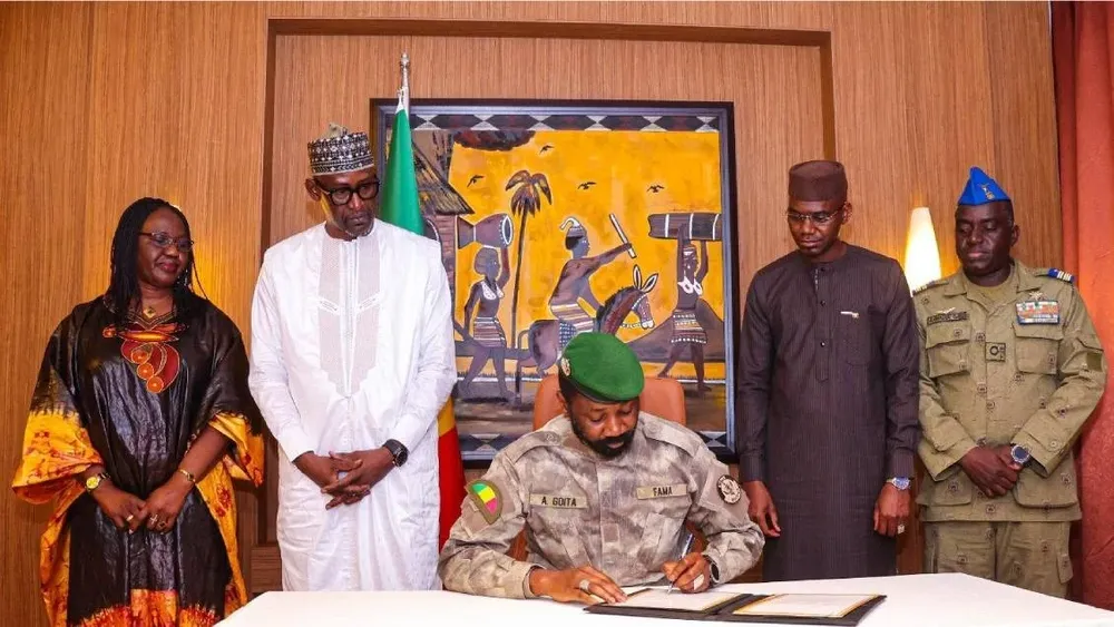 El presidente de transición maliense, Assimi Goita, firma el acuerdo.