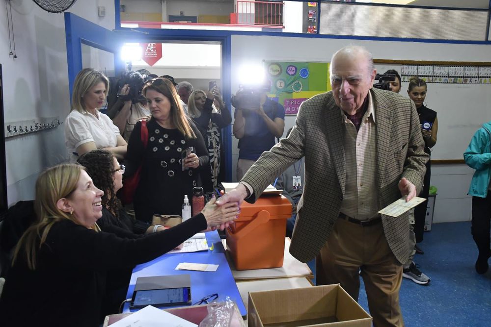 Julio María Sanguinetti votó al mediodía en el liceo Elbio Fernández