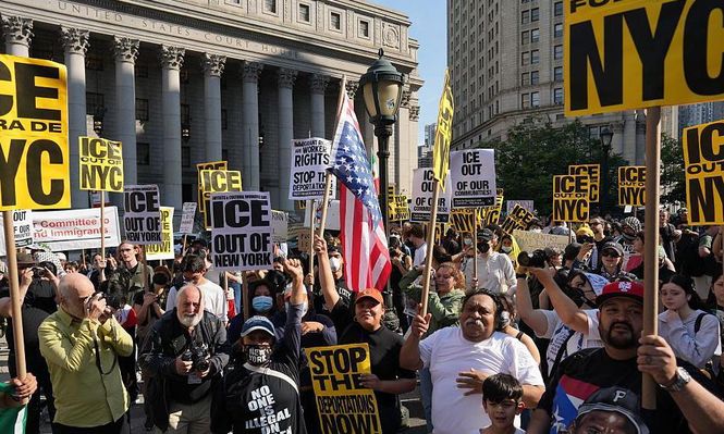 El Departamento de Policía de Nueva York confirmó que se realizaron varios arrestos durante las protestas.