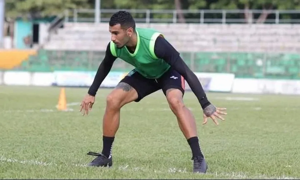 El mismo gesto de su padre para cazar al puntero