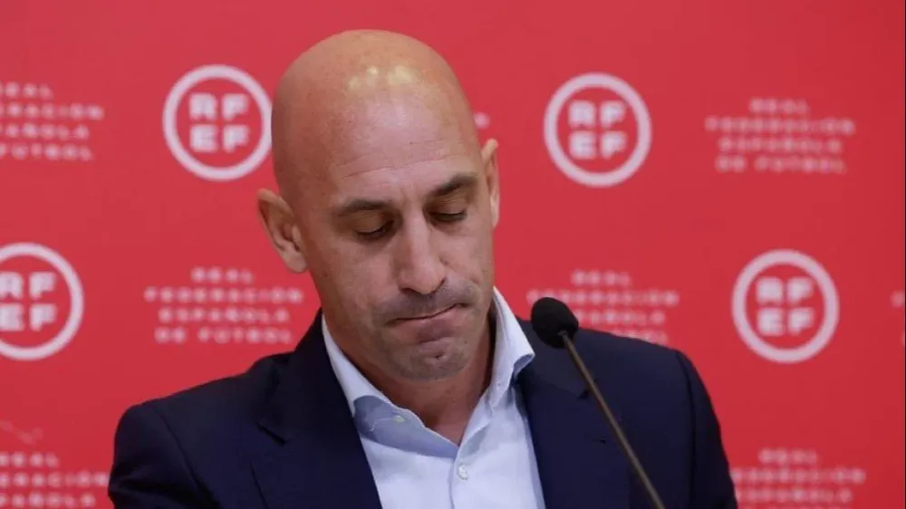 Rubiales suspendido.
