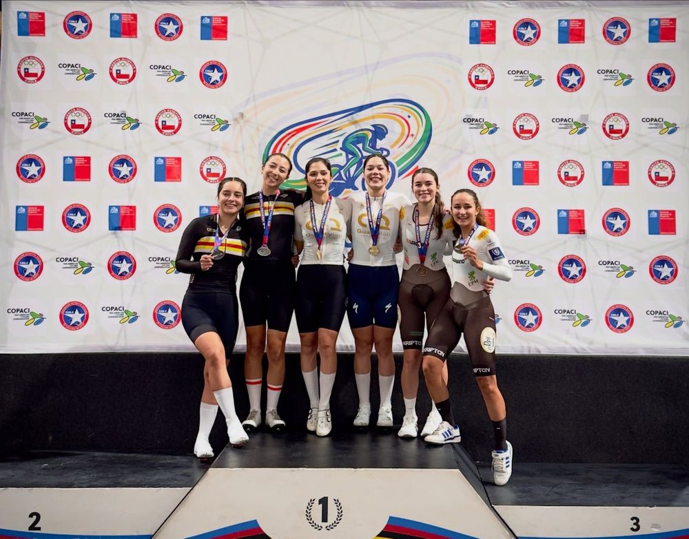 Paola Silva Wynants y Luciana Wynants con su medalla de bronce en Madison en la Copa Pista UCI de Chile  
