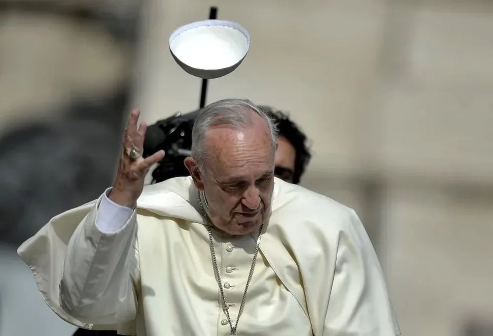 Vaticano. Un viento vuela el solideo del papa Francisco en su llegada a la plaza de San Pedro