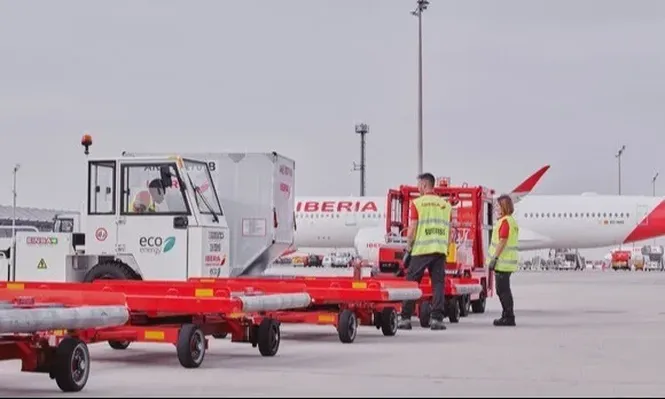 Trabajadores de handling en un avión de Iberia