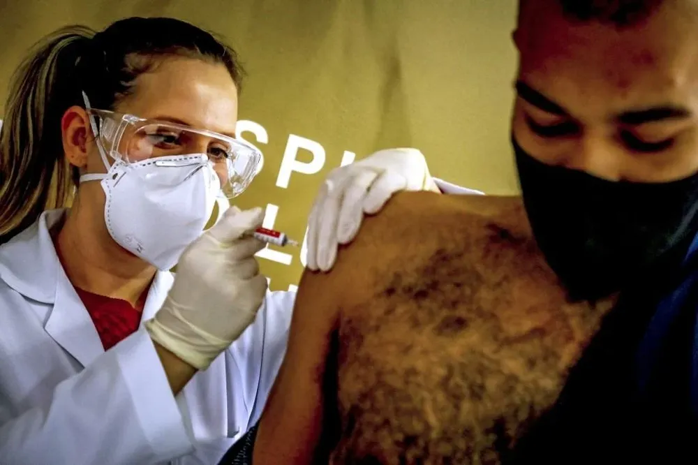 Un voluntario recibe la vacuna del coronavirus del laboratorio Sinovac Biotech en Porto Alegre, Brasil,