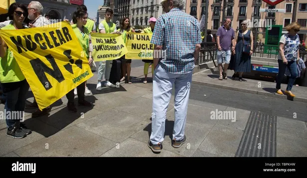 Protesta antinuclear en el centro de Madrid