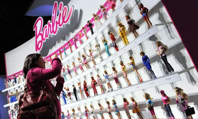 Prevén un aumento en las ventas de muñecas y accesorios de Barbie tras el estreno de la película.