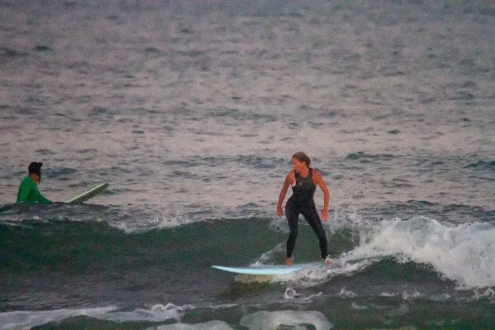 Lorena Ponce de León surfeando en La Aguada
