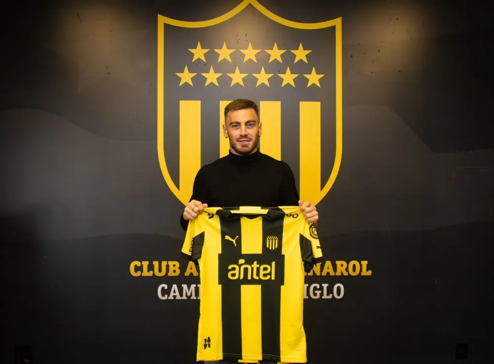 Ángel González mostró la camiseta de Peñarol en su presentación