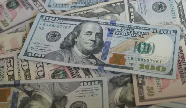 El dólar sigue cayendo y se ofrece por debajo de $ 40 en la venta