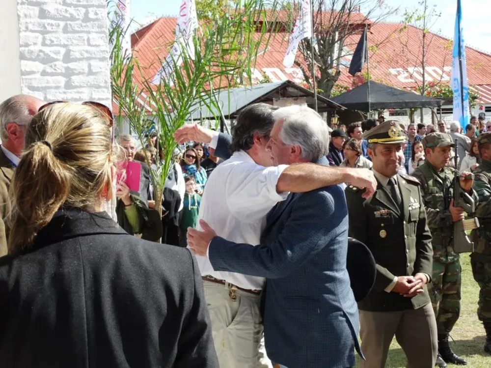 Carlos María Uriarte y Tabaré Vázquez se dieron un fuerte abrazo apenas el presidente arribó al local Chiflero, en Artigas