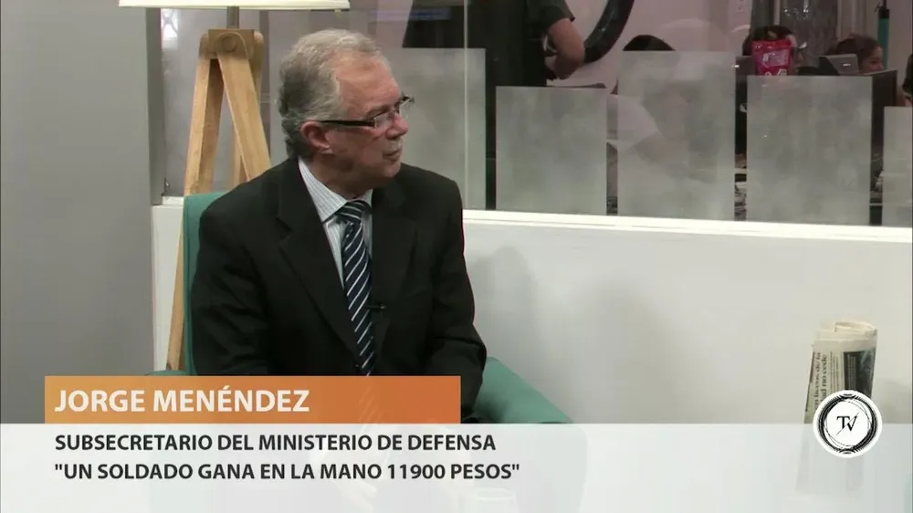 Los soldados son los que están peor remunerados en el Estado (un soldado gana en la mano 11.900 pesos) y cerca del 50% está bajo el nivel de pobreza, dijo en El Observador TV el subsecretario de Defensa Jorge Menéndez. Es un porcentaje muy alto y por eso el Ministerio de Defensa mantiene el objetivo volver a incluir en el Senado el artículo rechazado en la discusión del Presupuesto en la Cámara de Diputados. Ese artículo planteaba un aumento para el personal subalterno de las Fuerzas Armadas, financiado con la supresión de 50% de las vacantes.  Este para mí no es un tema cerrado, indicó Menéndez. Los cambios tienen que buscarse por la vía presupuestal, tal vez faltó diálogo y aún hay espacio para lograr el objetivo del aumento para el personal subalterno, indicó.  En el Ministerio de Defensa no les gusta la vía administrativa y creen que el tema debe resolverse en el Presupuesto. Hay espacio, tiempo y paño para hacer cosas por la positiva, afirmó Menéndez, en una entrevista con Mariano López.