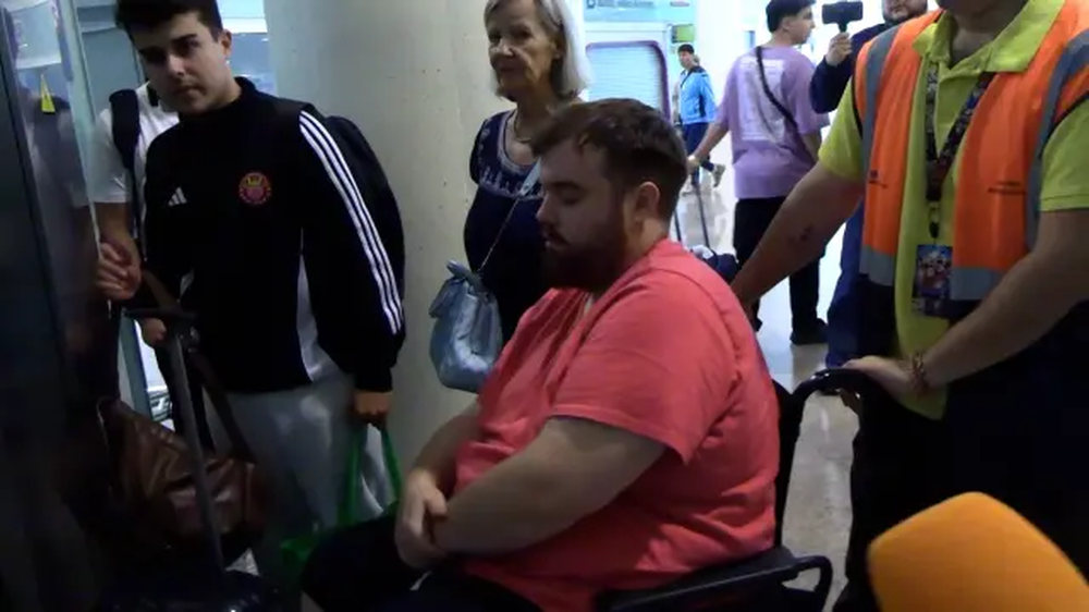 Ibai Llanos sale del aeropuerto de Barcelona en silla de ruedas