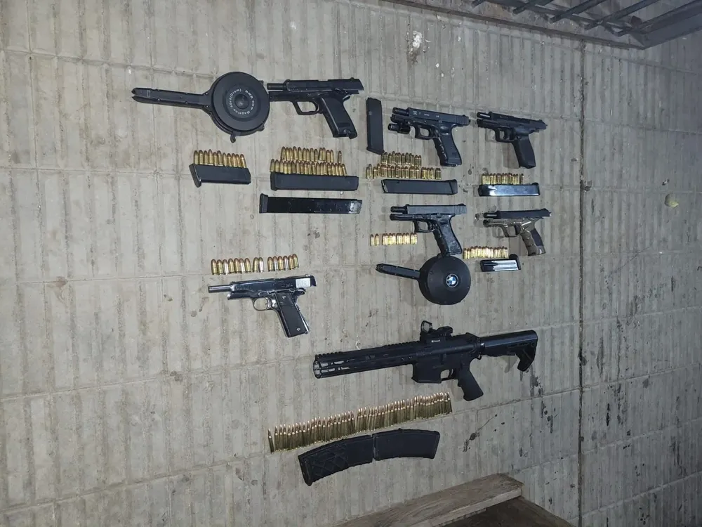 Policía incauta varias armas tras allanamientos en Villa Española