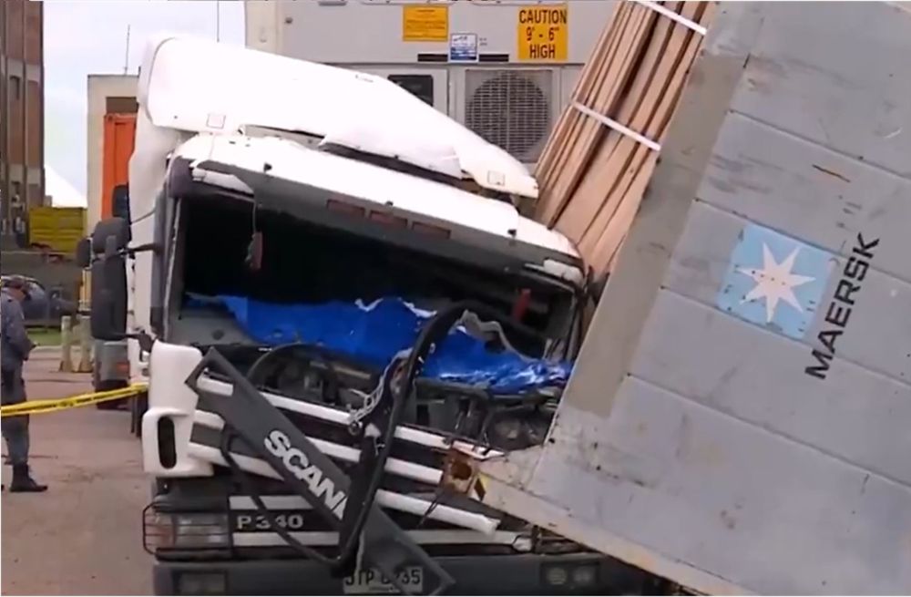 Carga cayó sobre cabina de un camión en el puerto de Montevideo