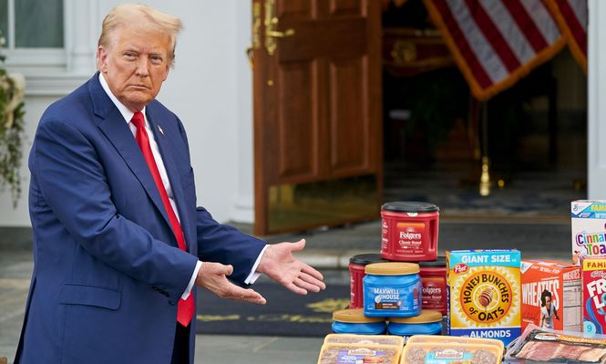 Qué ha hecho Trump para cumplir su gran promesa de bajar los precios en EEUU (¿y lo ha logrado?)