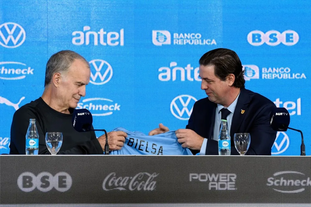 El 17 de mayo de 2023: Marcelo Bielsa, nuevo entrenador de Uruguay, e Ignacio Alonso, presidente de la AUF