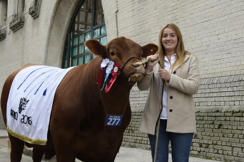 La cabañera y el mejor de todos los machos Angus en la Expo Prado.