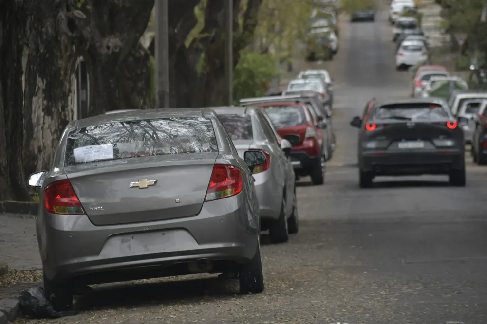 Autos en las calles de Montevideo