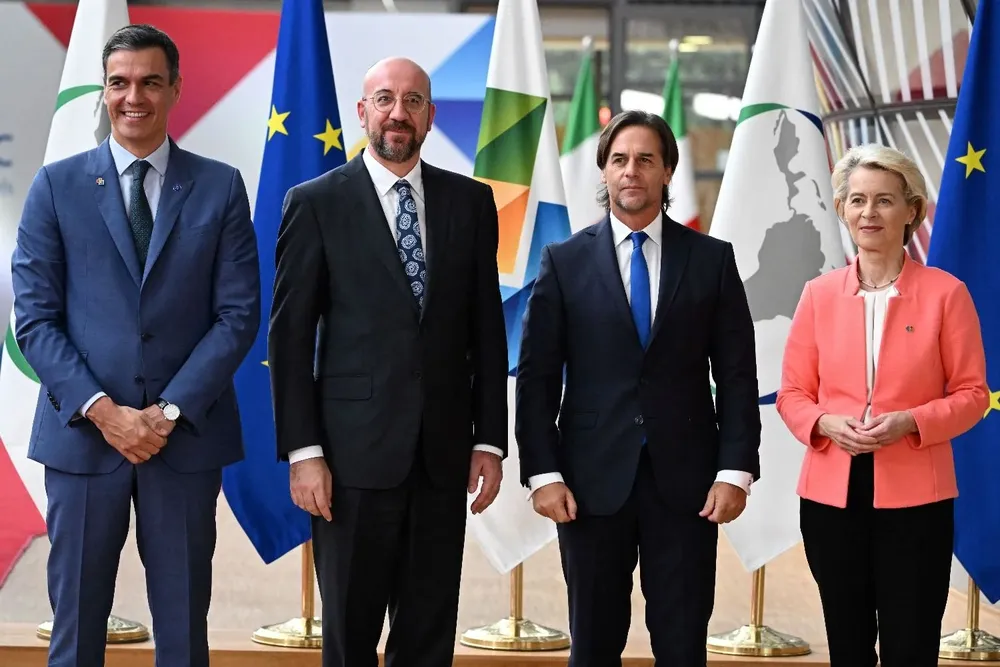 El primer ministro de España, Pedro Sánchez, el presidente del Consejo Europeo, Charles Michel, el presidente uruguayo, Luis Lacalle Pou, y la presidenta de la Comisión Europea, Ursula von der Leyen, posan al llegar al primer día de una cumbre de la Unión Europea-Comunidad de América Latina y los Estados del Caribe (UE-CELAC) en el edificio del Consejo Europeo en Bruselas el 17 de julio de 2023.