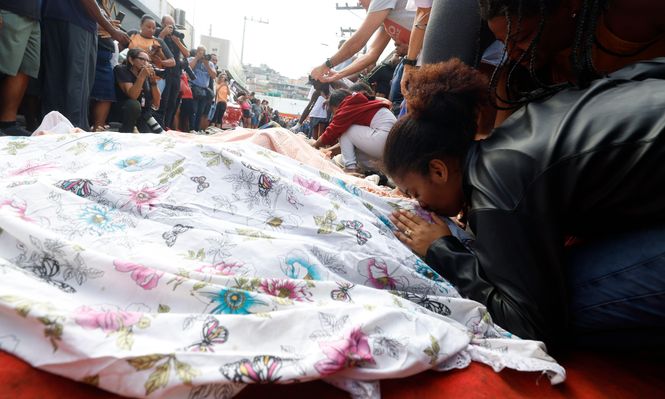 Familiares despidieron este miércoles a sus seres queridos muertos en el megaoperativo policial contra el grupo narco.