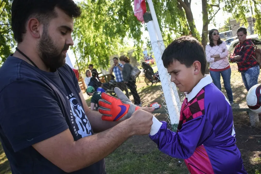 Un niño con el viejo buzo de Rochet en baby