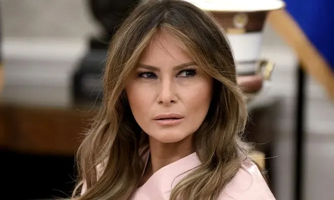 Melania Trump, actual primera dama de Estados Unidos, también llegó al país para trabajar como modelo y conoció a Trump en una fiesta.