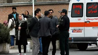 Familiares de los pasajeros se reúnen alrededor de una mezquita en el aeropuerto Mehr-Abad en Teherán. (Foto EFE)
