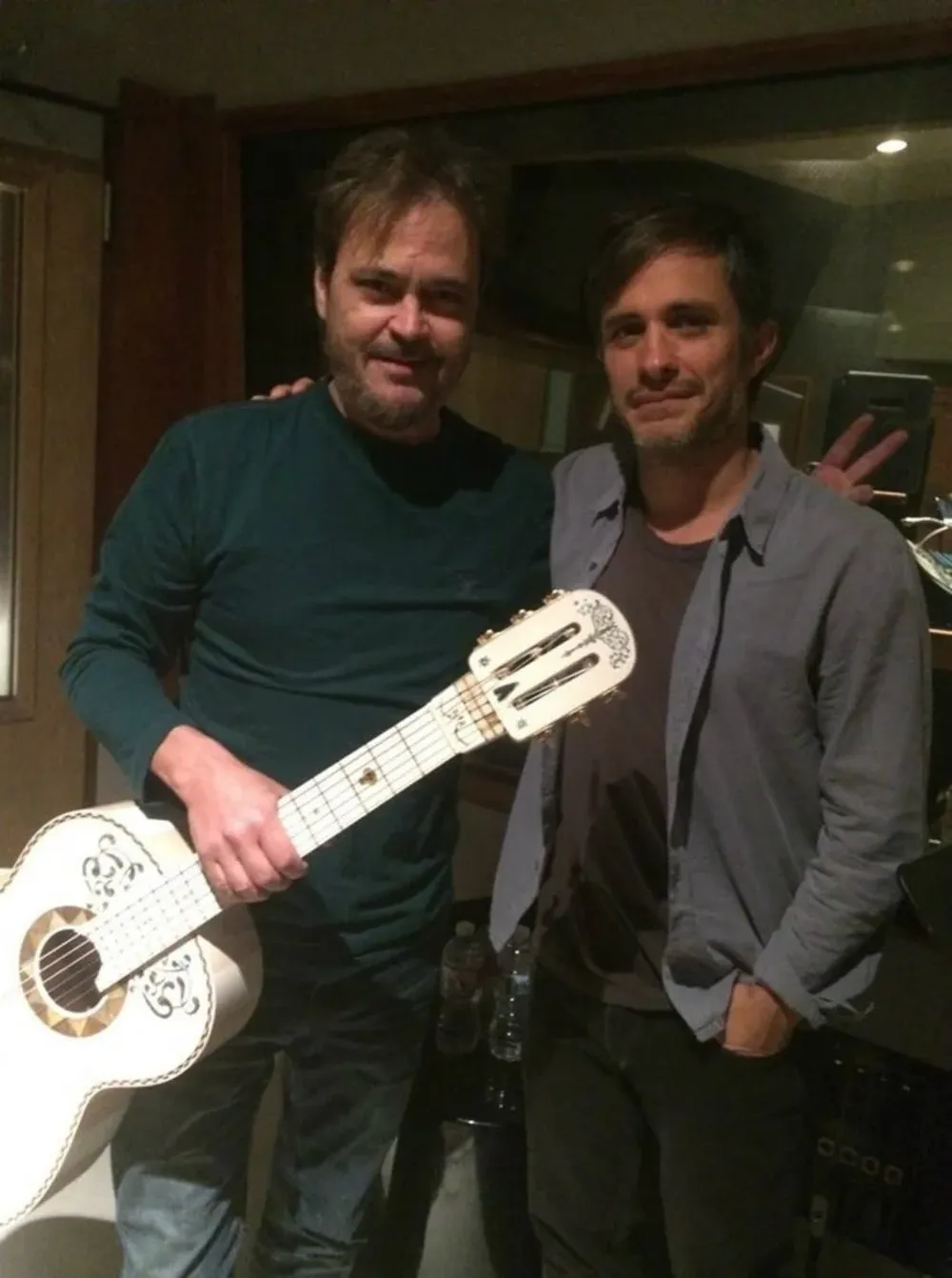 Federico Ramos junto a Gael García Bernal durante el ensayo para la ceremonia del Oscar