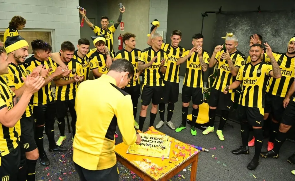 Mauricio Larriera celebró con todo el plantel de Peñarol con una torta que le prepararon como el mejor técnico del Uruguay