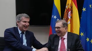 Alberto Núñez Feijóo, líder del PP, junto a Edmundo González Urrutia.