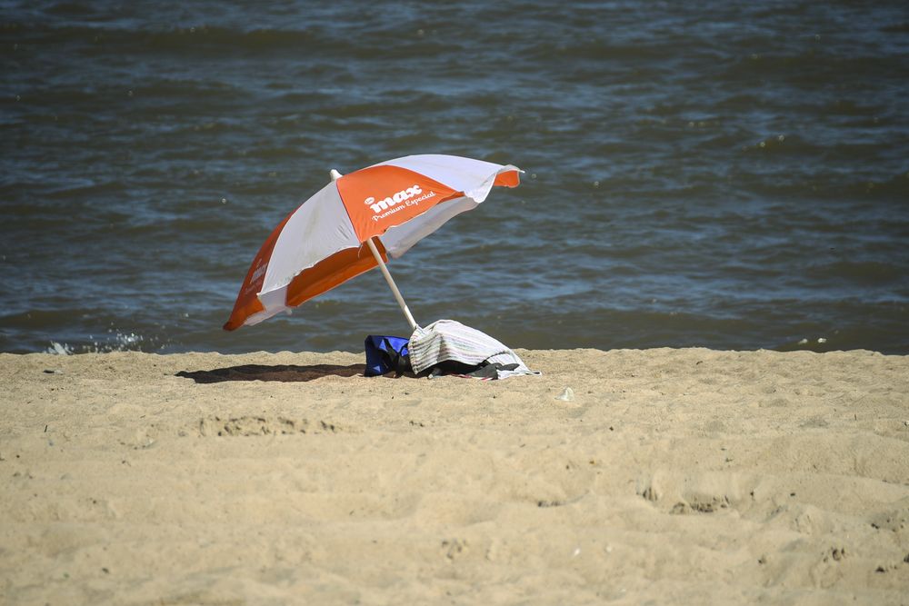 20250131 Playa, calor, verano, sombrilla, estado del tiempo.
