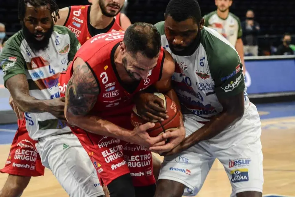 Tintorelli lucha con el Roberts