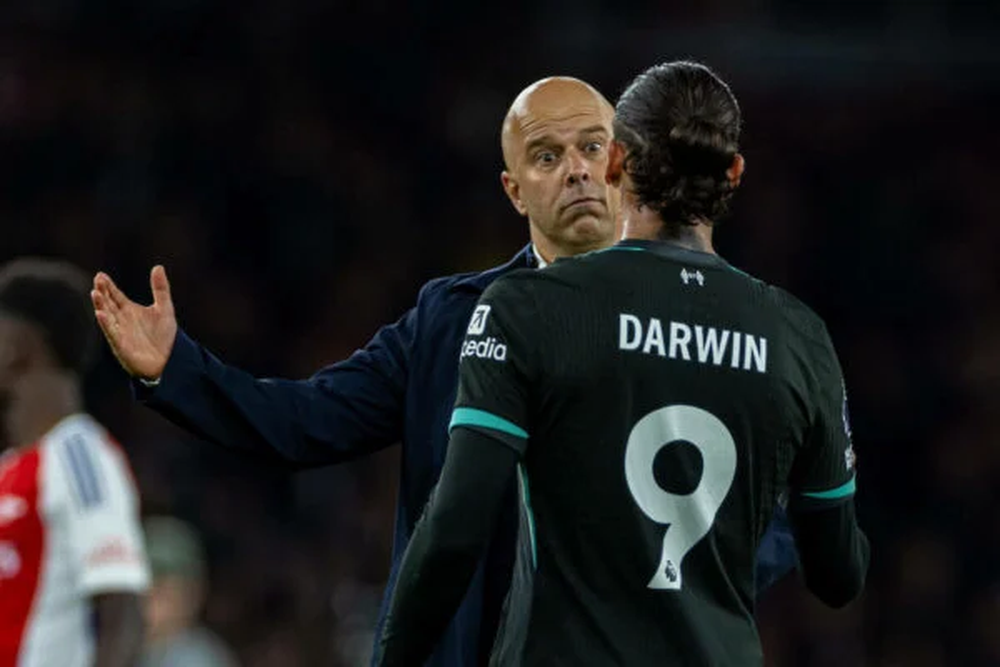 Darwin Núñez es saludado por su técnico en Liverpool, Arne Slot Darwin Núñez es saludado por su técnico en Liverpool, Arne Slot
