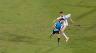 ¿Qué dijeron en el VAR tras la descomunal patada de Nicolás González a Nahitan Nández, que le costó la expulsión al jugador de Argentina?