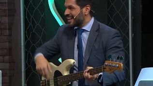 Andrés Ojeda con el bajo en Santo y Seña