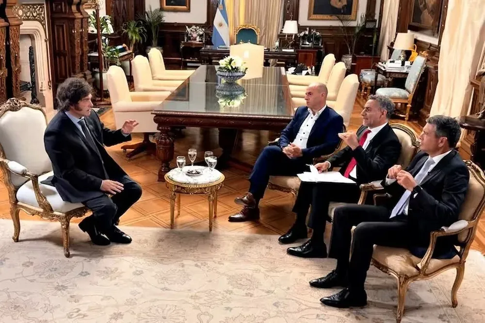 El presidente Javier Milei en entrevista en LN+