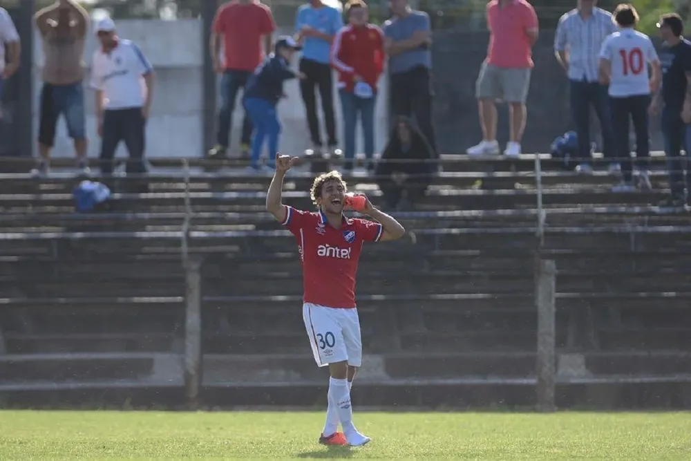 Sebastián Fernández festeja el 2-1 de Nacional ante Wanderers