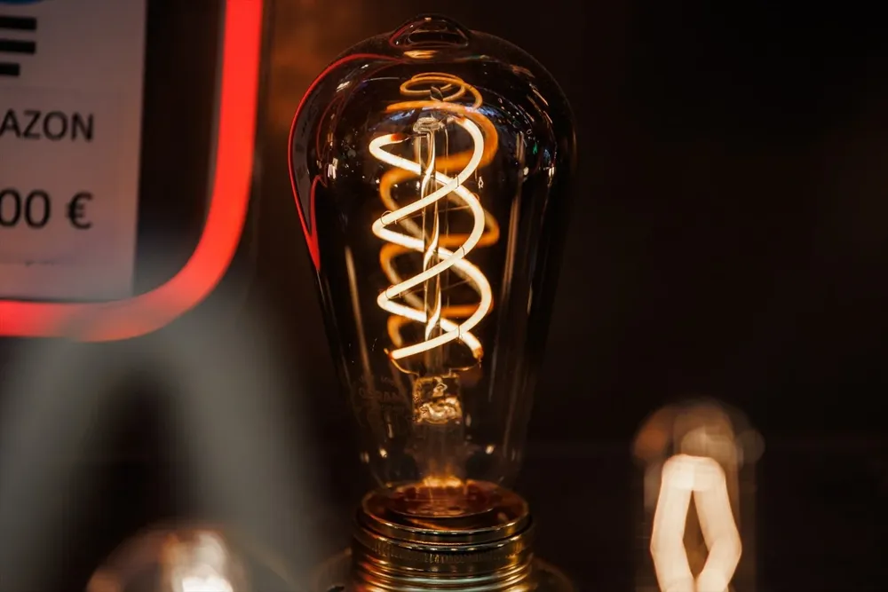 Una bombilla en el escaparate de una tienda de lámparas.