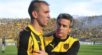 Bengoechea saluda a Valdez al término del partido