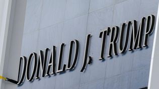 La fachada del edificio del Kennedy Center muestra ahora el nombre de Donald J. Trump.