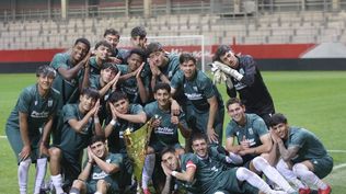 Los juveniles de Racing celebran con el trofeo que ganaron en Alemania Los juveniles de Racing celebran con el trofeo que ganaron en Alemania