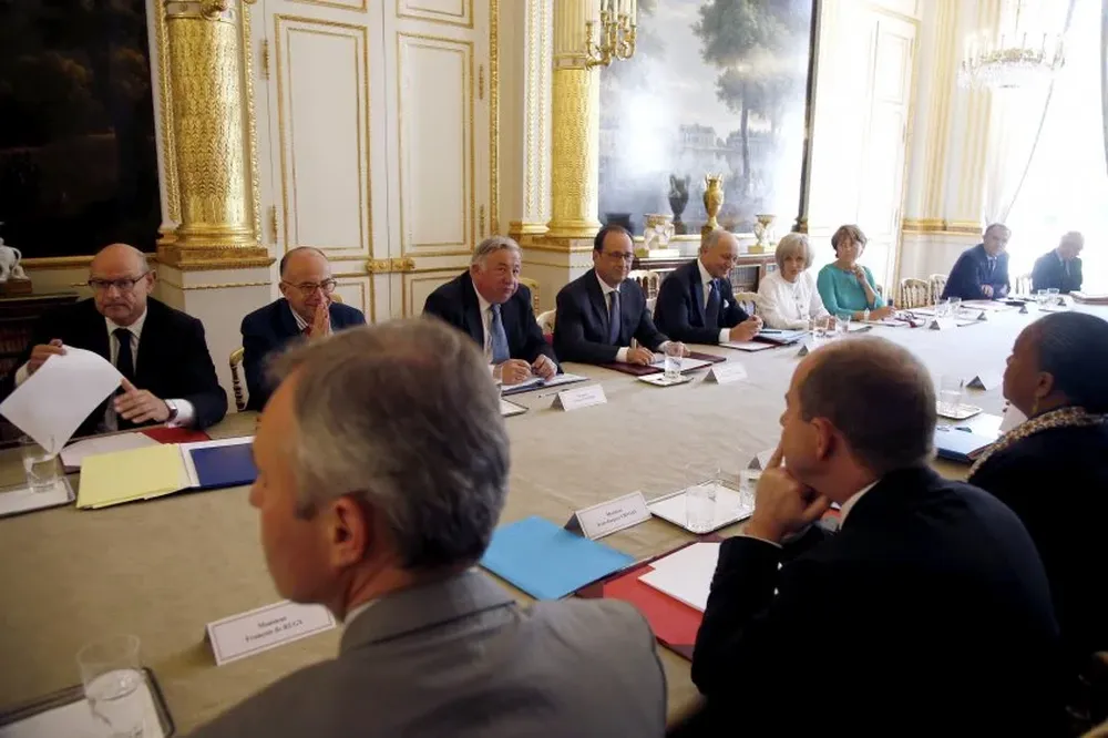 El presidente Hollande reunió a un comité de crisis para evaluar la situación.