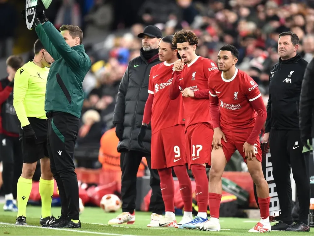 Darwin Núñez momentos antes de ingresar a la cancha, junto a dos compañeros