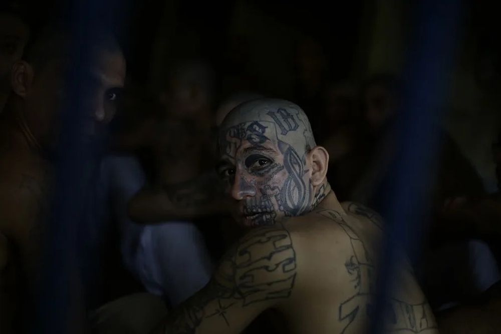 Hombre con tatuajes de la pandilla “Barrio 18”. EFE